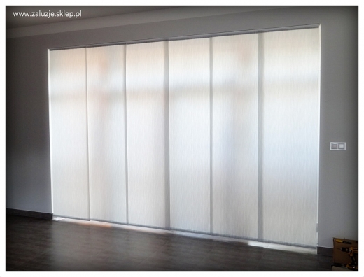 Biała zasłona panelowa do dużych okien